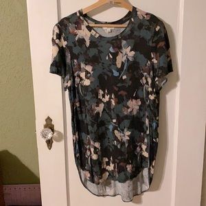 Aritzia Wilfred Capucine Floral HiLo Tee in Emerald with Lavendar Accents